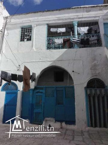 Une grande maison dans la ville arabe et le marché de la mosquée Zaytouna