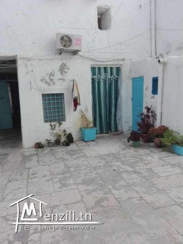 Une grande maison dans la ville arabe et le marché de la mosquée Zaytouna