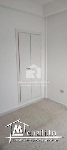 Un appartement S2 non meublé au 1ér étage avec ascenseur à  cité erriadh 5