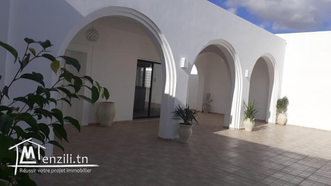 Villa neuve avec piscine en zone touristique