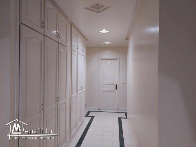 Maison à vendre Ariana - 2 étages de villas indépendants, jardin, 2 garages