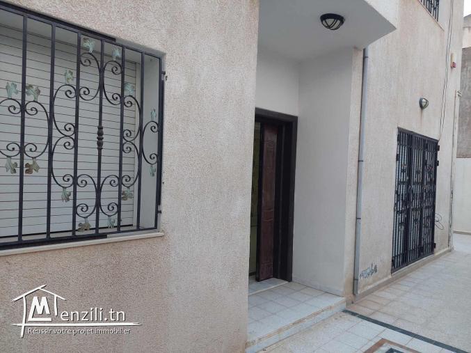 Maison à vendre Ariana - 2 étages de villas indépendants, jardin, 2 garages