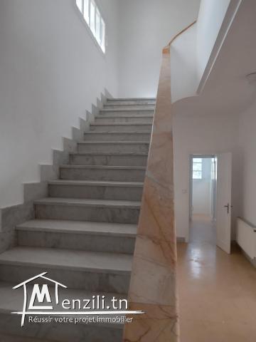 A LOUA LOUER À L'ANNÉE VILLA À MONTFLEURY TUNIS
