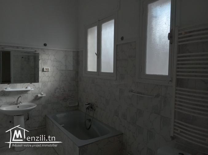 A LOUA LOUER À L'ANNÉE VILLA À MONTFLEURY TUNIS