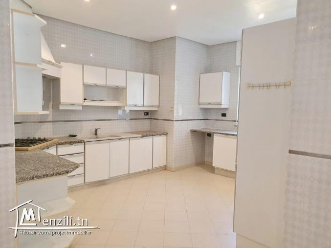 à louer une villa s+4 à gammarth