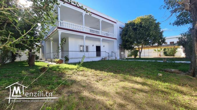 une villa s+4 à la marsa nassim