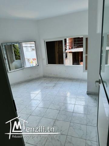 À louer : Bureau de 30 m²  au cœur du centre-ville d'El Haouaria !