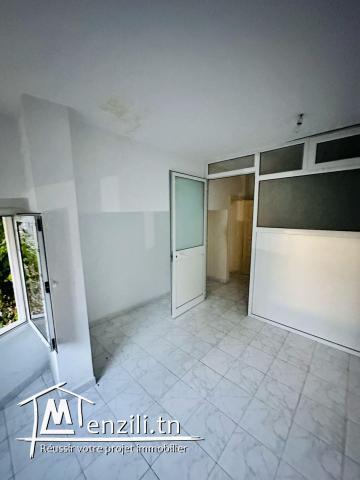 À louer : Bureau de 30 m²  au cœur du centre-ville d'El Haouaria !