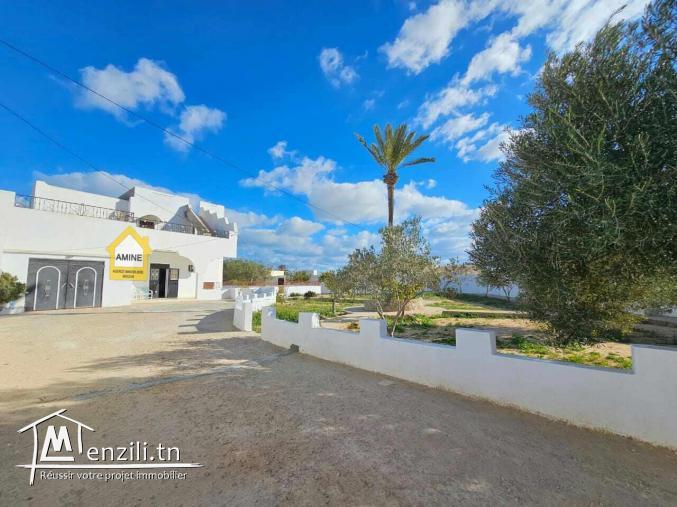 A vendre grande villa avec studio sur un grand terrain à Midoun Djerba