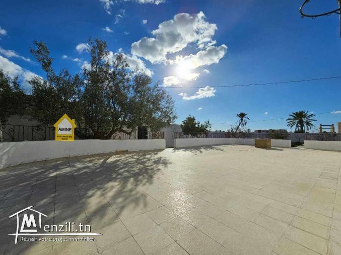A vendre grande villa avec studio sur un grand terrain à Midoun Djerba