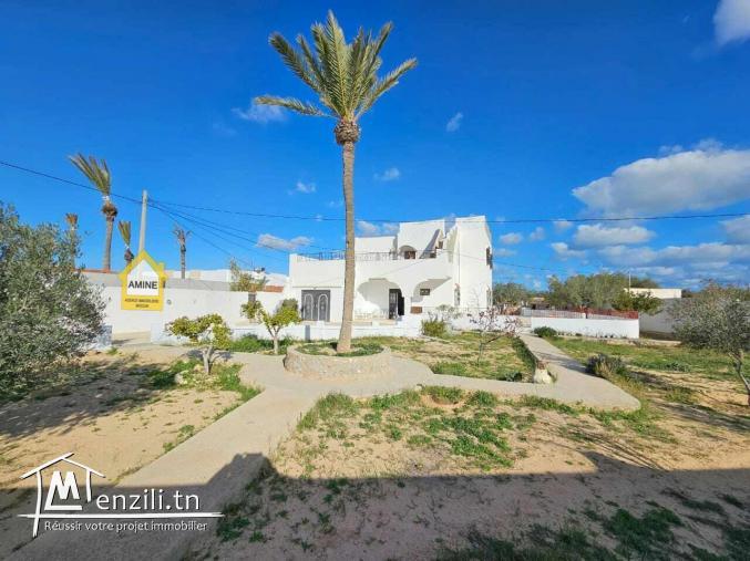 A vendre grande villa avec studio sur un grand terrain à Midoun Djerba