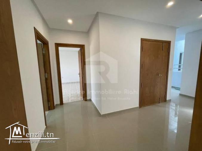 À louer un appartement S3 non meublé à cité Erriadh 1