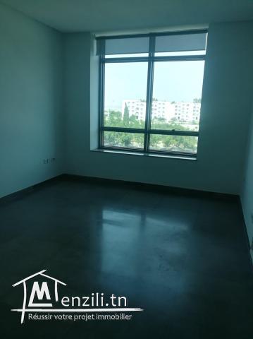 Très beau bureau hall+8 au Berge du lac 1