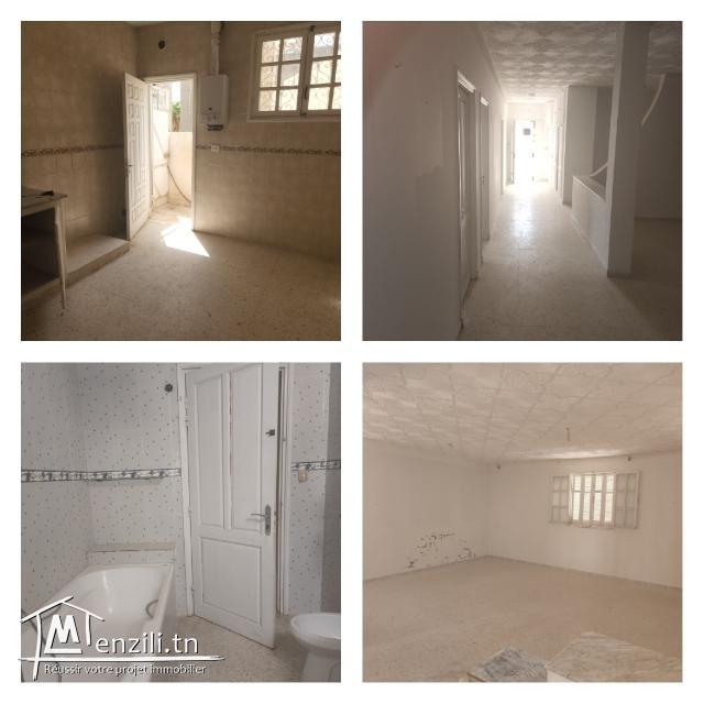 Grand étage de villa avec terrasse.