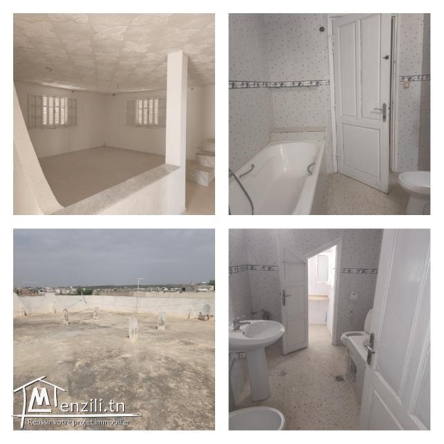 Grand étage de villa avec terrasse.