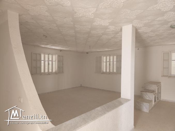 Grand étage de villa avec terrasse.