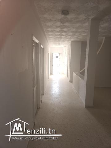 Grand étage de villa avec terrasse.