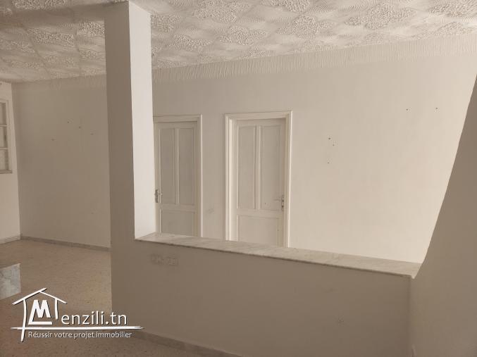 Grand étage de villa avec terrasse.