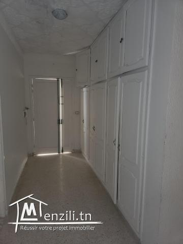 Grand étage de villa avec terrasse.