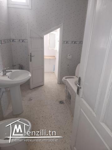 Grand étage de villa avec terrasse.