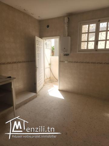 Grand étage de villa avec terrasse.