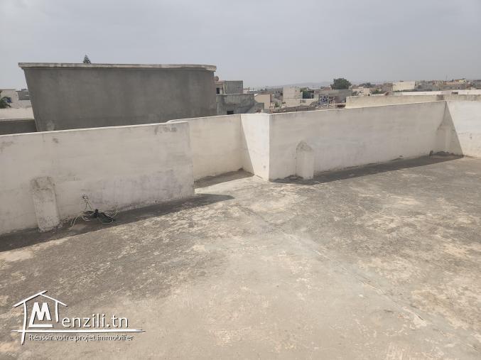 Grand étage de villa avec terrasse.