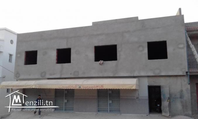 grande construction composé de 4 logement, 3 garage comercial. un garage pour voiture