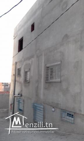 grande construction composé de 4 logement, 3 garage comercial. un garage pour voiture