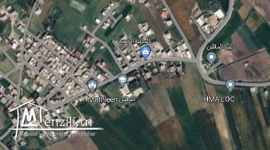 grande construction composé de 4 logement, 3 garage comercial. un garage pour voiture