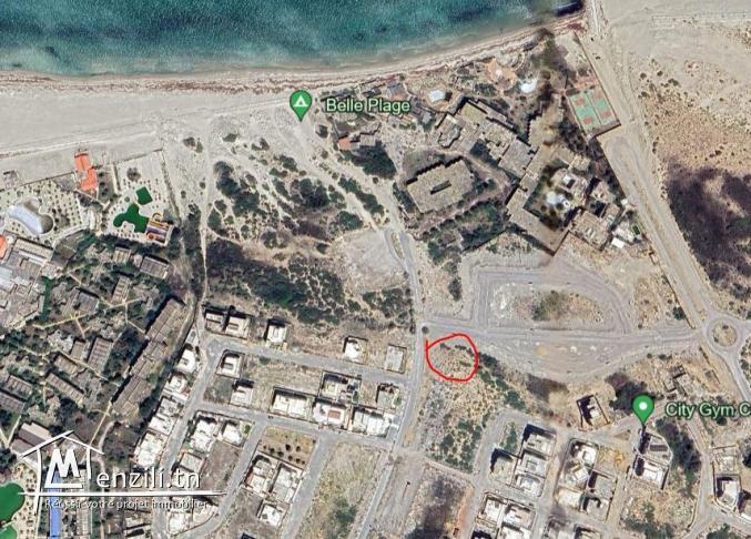 A vendre un terrain résidentiel de 425 m², viabilisé, qui fait le coin