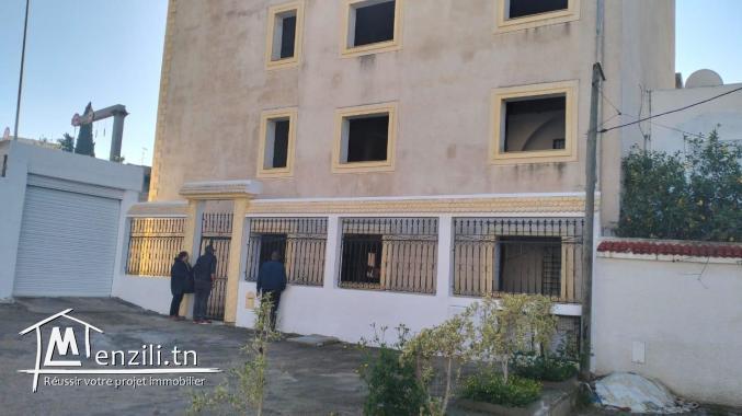 A vendre une jolie villa inachevée sur la route X3 TUNIS