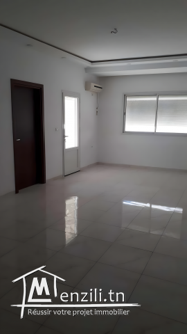 Appartement (S+2) au premier étage d’un immeuble (R+3)