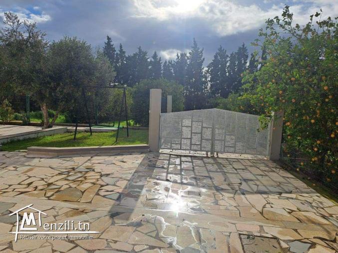 villa standing avec piscine nichée dans une ferme en pleine production