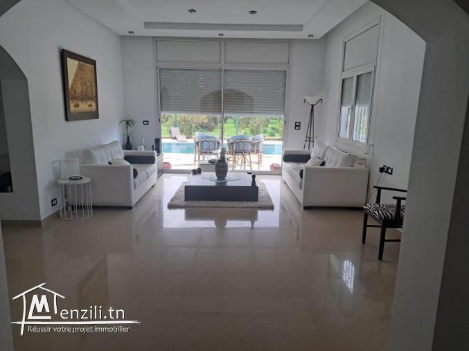 villa standing avec piscine nichée dans une ferme en pleine production