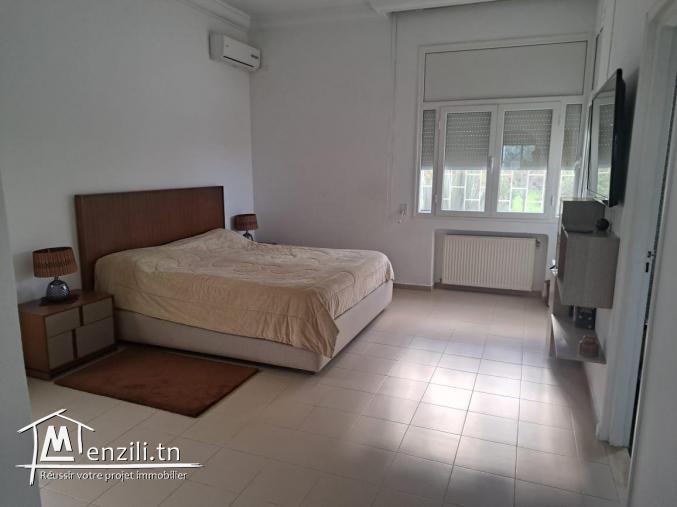 villa standing avec piscine nichée dans une ferme en pleine production