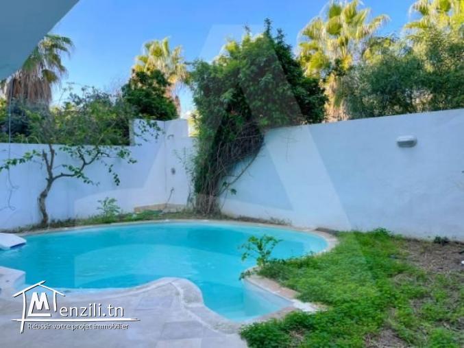 Location d'un Triplex avec Jardin et Piscine à Gammarth