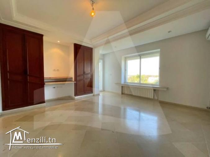 Location d'un Triplex avec Jardin et Piscine à Gammarth