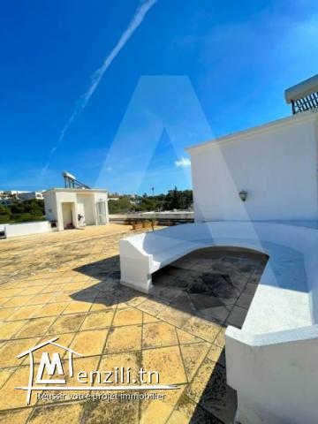 Location d'un Triplex avec Jardin et Piscine à Gammarth