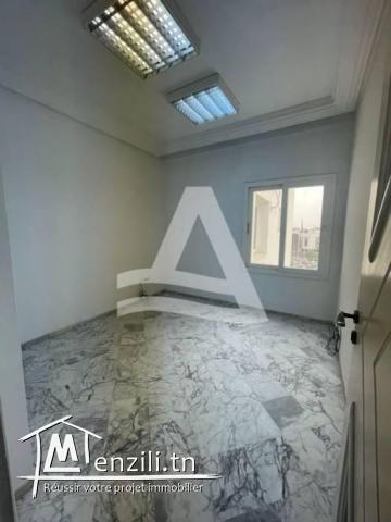 un bureau  à louer non meublé situé au lac 1 