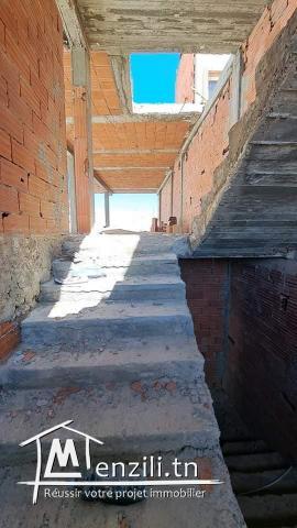 A vendre terrain avec un bâtiment inachevé