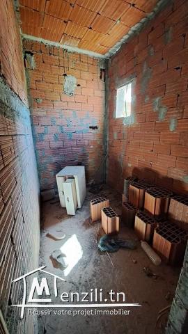 A vendre terrain avec un bâtiment inachevé