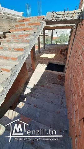 A vendre terrain avec un bâtiment inachevé