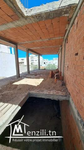 A vendre terrain avec un bâtiment inachevé