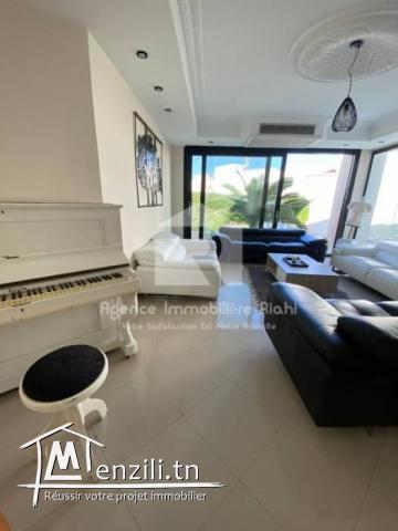 A louer par jour  une villa S5 dont suite parentale avec piscine à Monastir