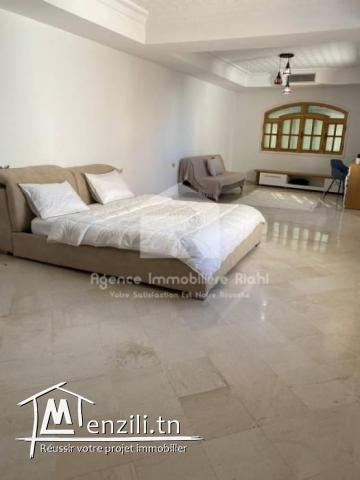 A louer par jour  une villa S5 dont suite parentale avec piscine à Monastir