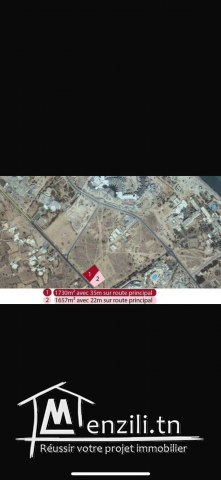 Terrain au zone touristique sur la route principale