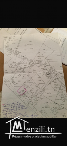 Terrain au zone touristique sur la route principale