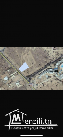 Terrain au zone touristique sur la route principale