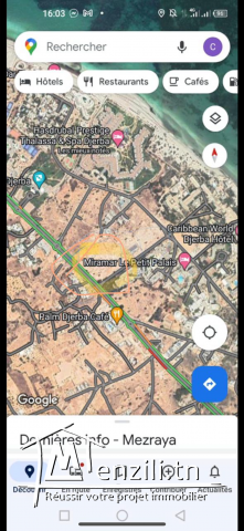 Terrain au zone touristique sur la route principale