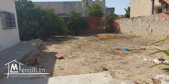 Terrain avec une maisonette